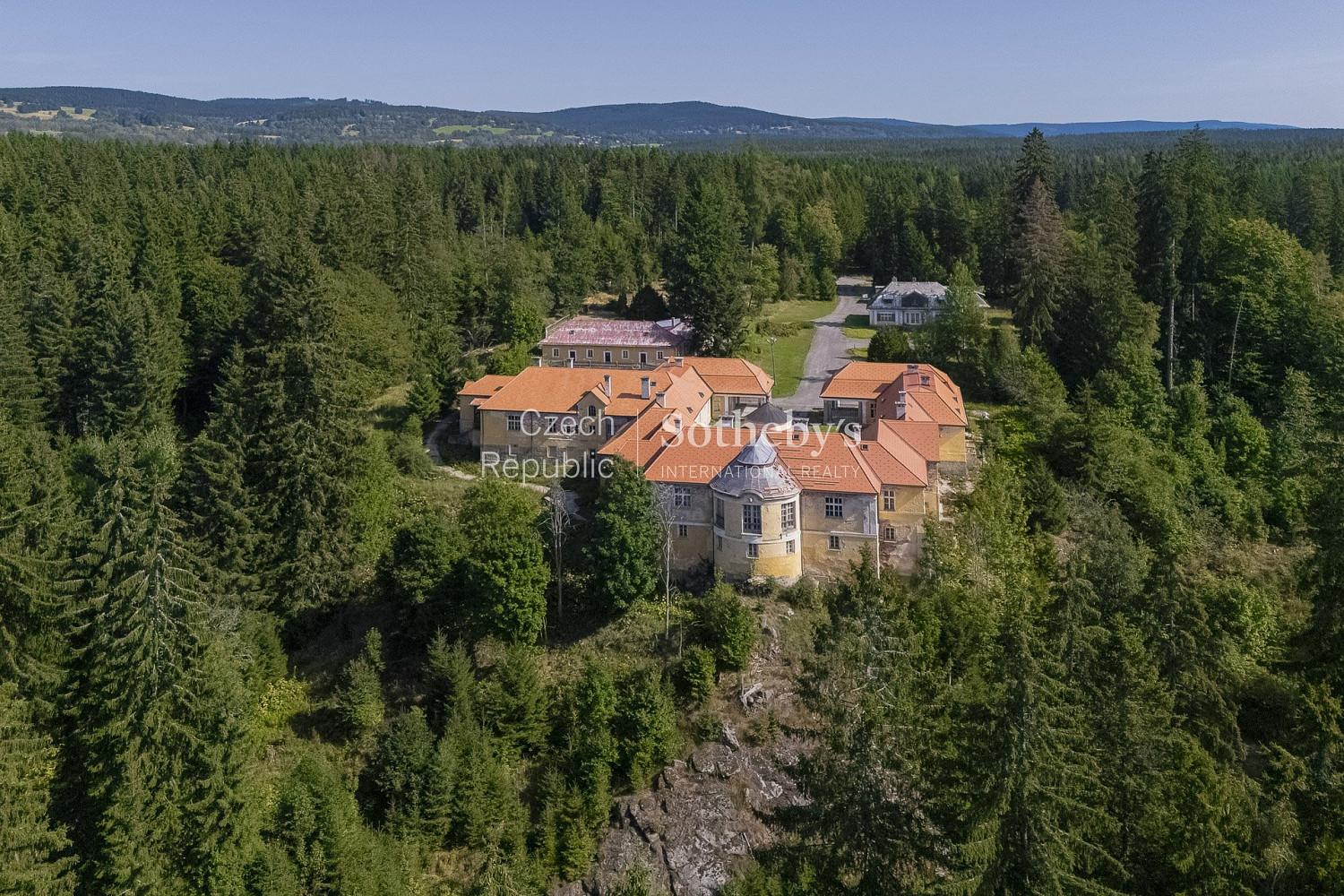 Prodej domu 2 500 m² s pozemkem 22 197 m² – fotografie 2