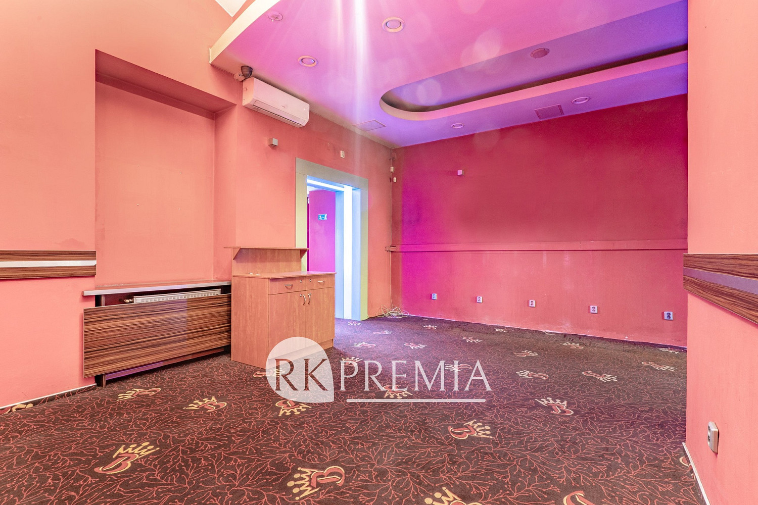 Pronájem obchodních prostor 130 m² - Більше