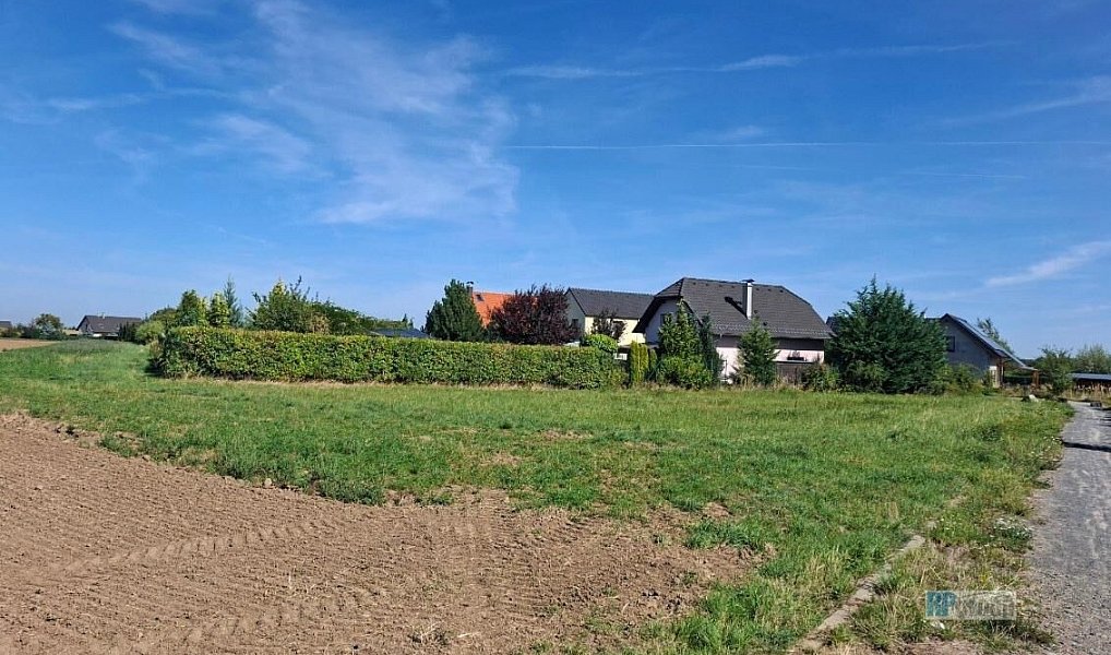 Prodej stavebního pozemku 1 015 m², Sluštice – náhled fotky 2