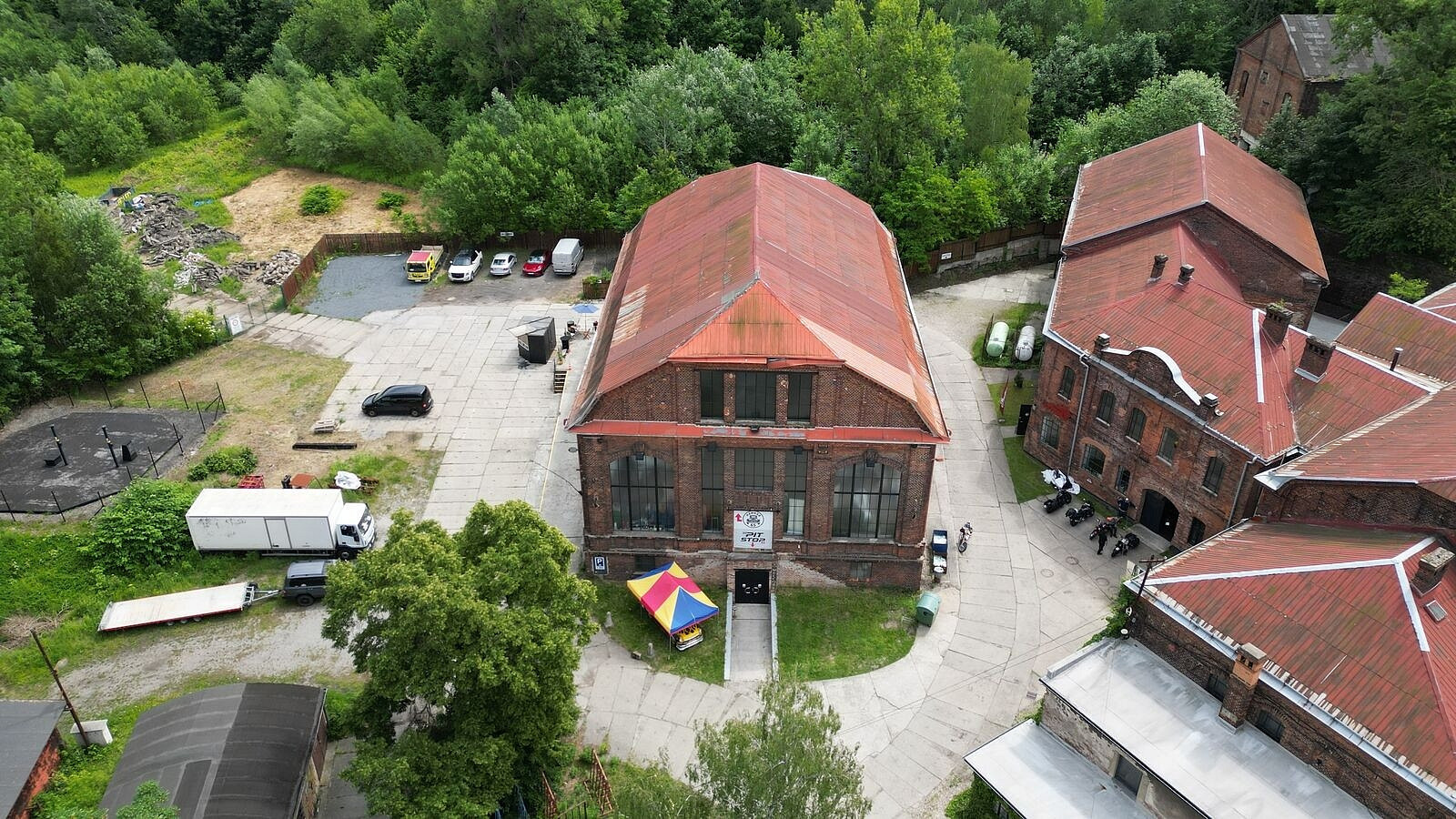 HANGAR 65 Bezpečné parkování v Ostravě od 1 000 Kč měsíčně
