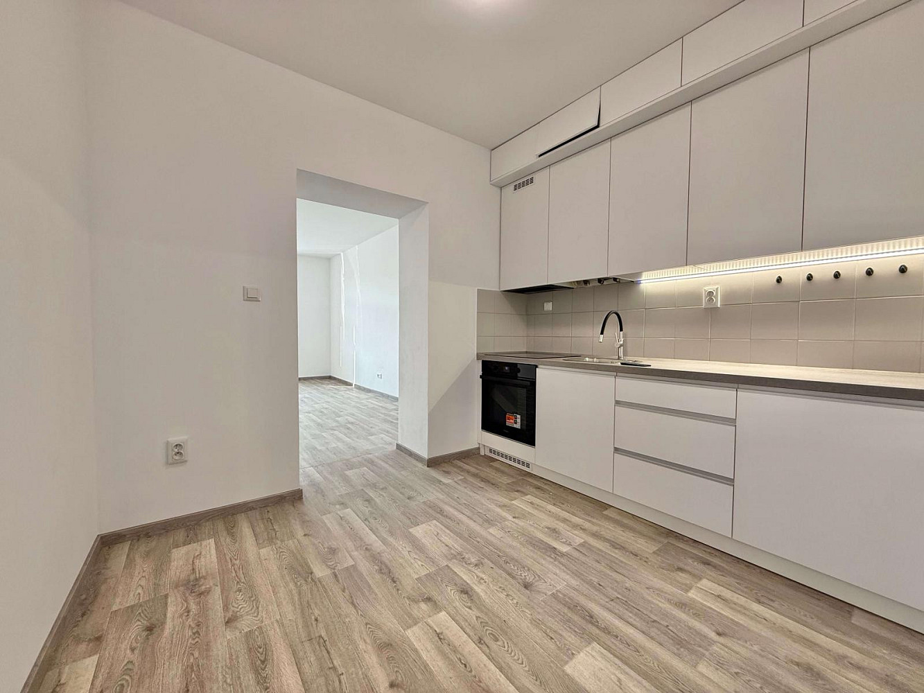 Pronájem bytu 2+1 60 m² – pohled 2