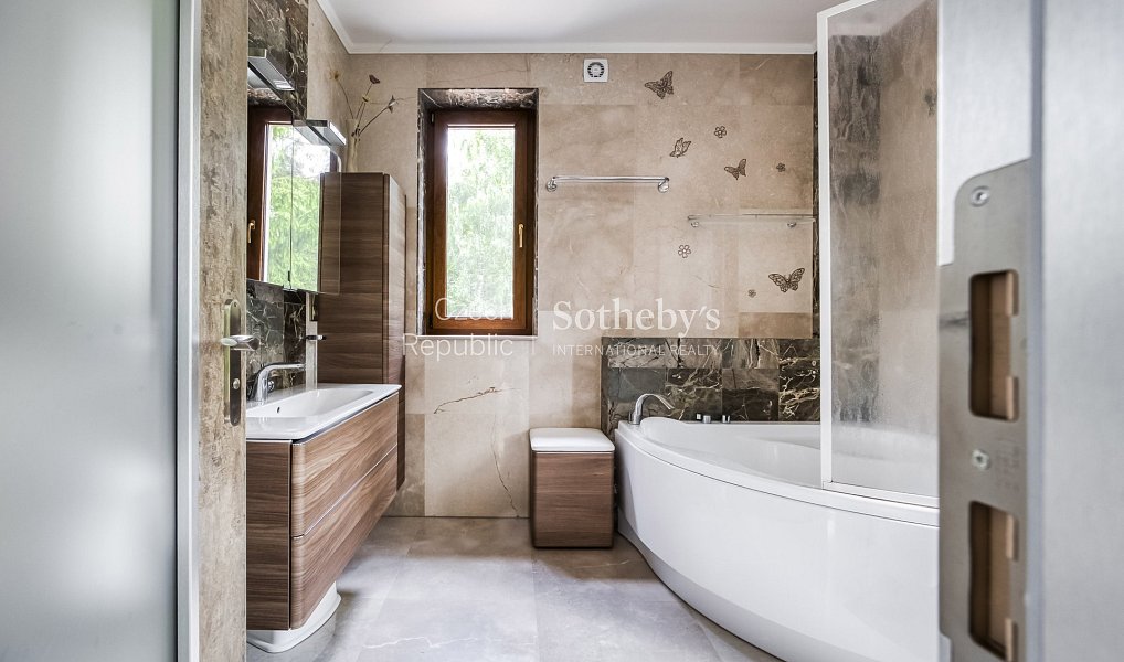 Prodej ubytovacího objektu 320 m², Mukařov – náhled fotky 8