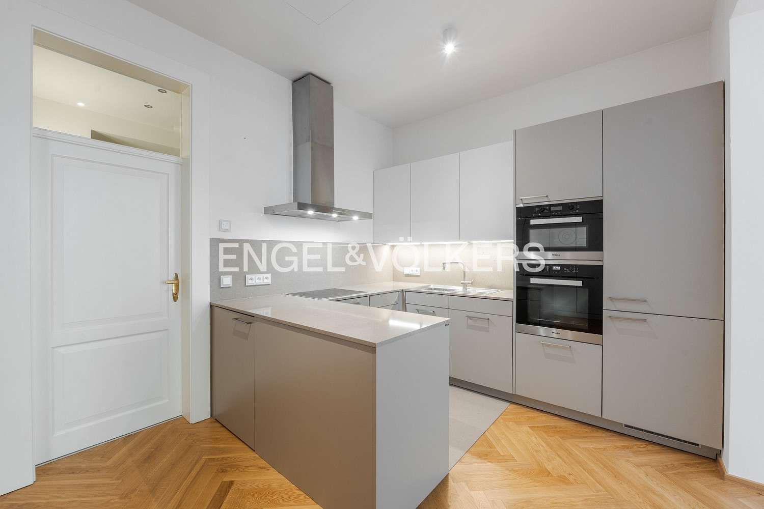 Pronájem bytu 2+kk 77 m² – fotografie 2