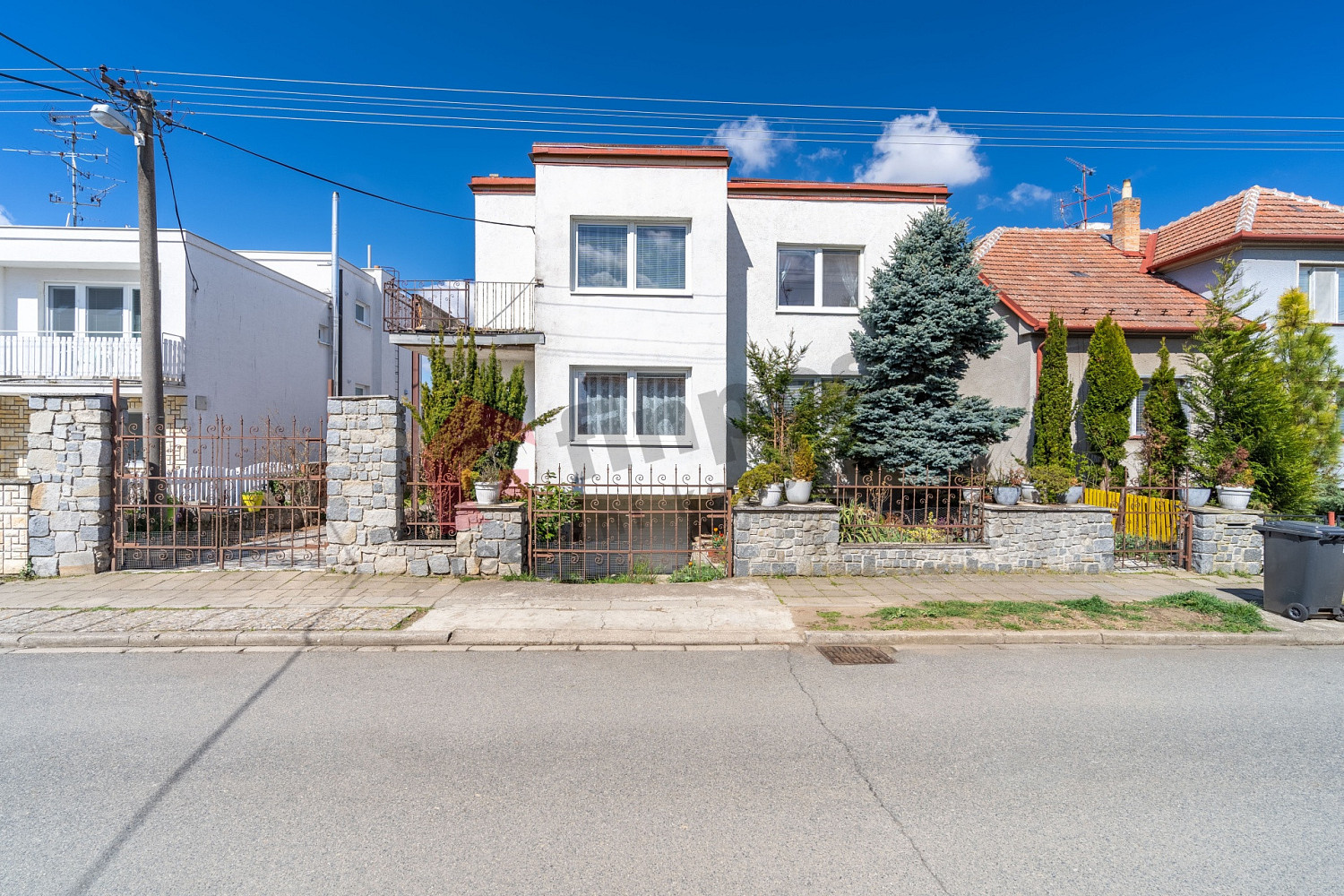 Prodej domu 293 m² s pozemkem 884 m² – pohled 2