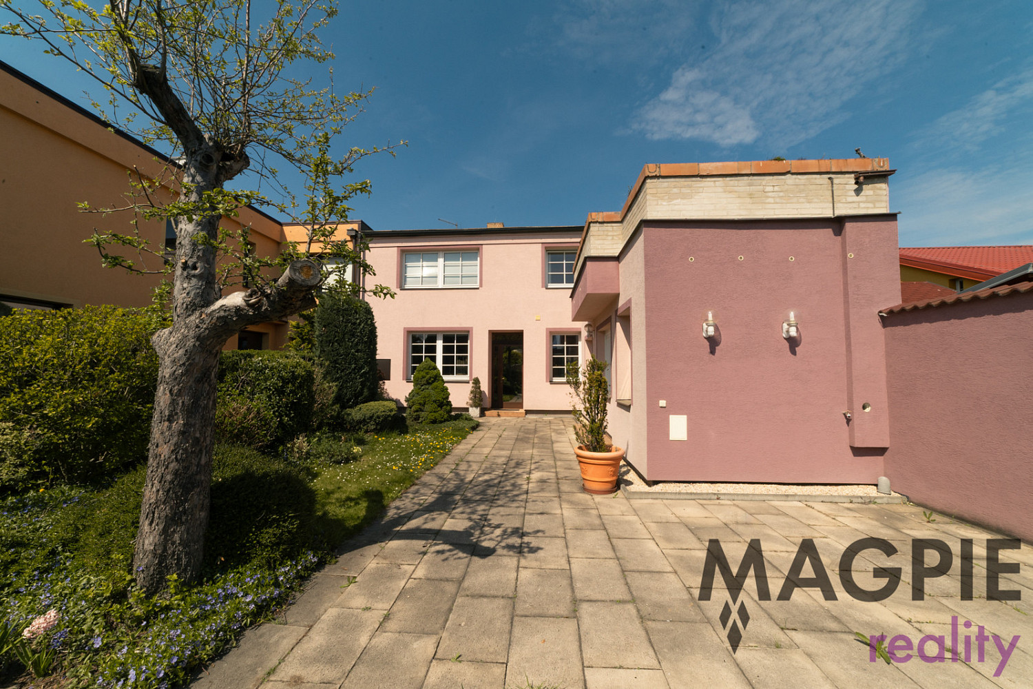 Prodej domu 243 m² s pozemkem 539 m² – fotografie 2