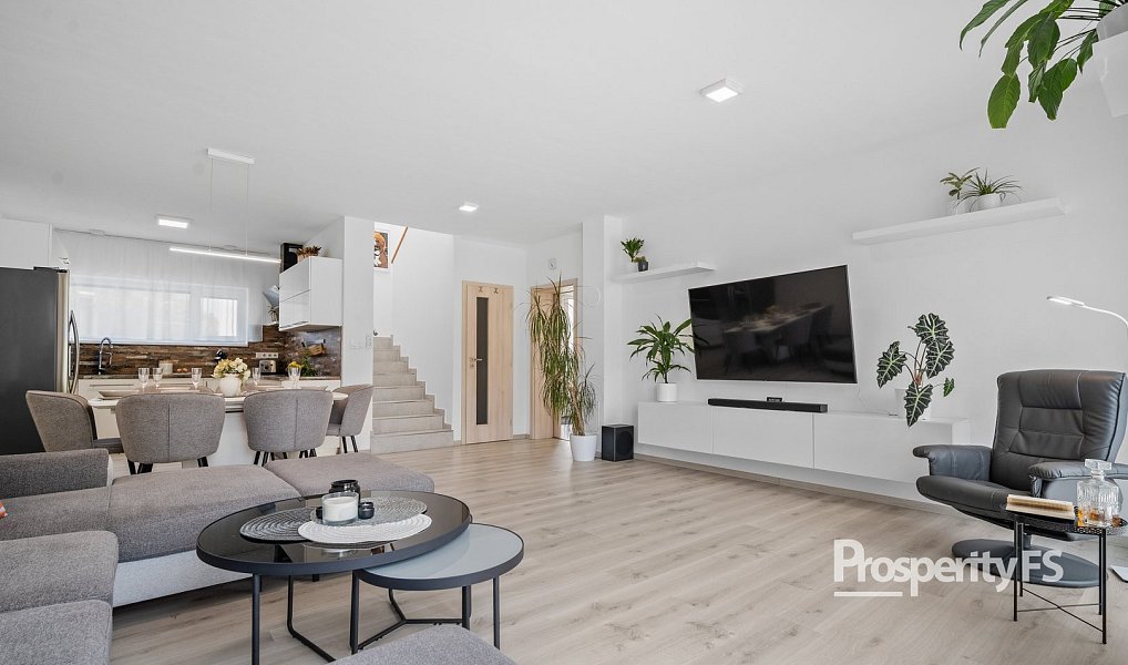 Prodej domu 176 m² s pozemkem 647 m², Knínice – náhled fotky 2