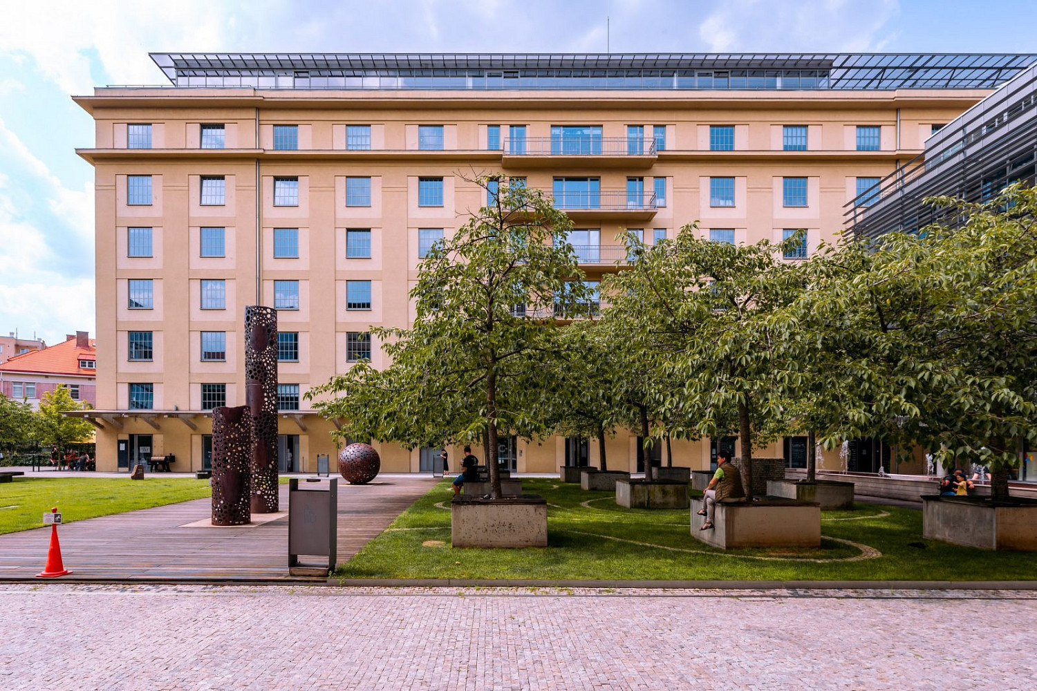 Pronájem kanceláře 653 m²