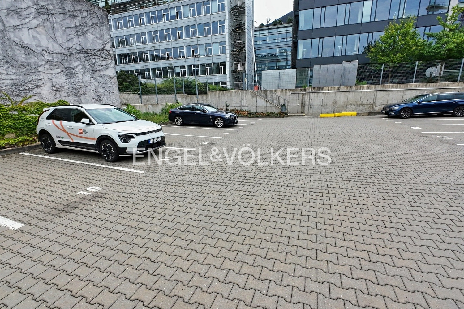 Parkoviště vedle čezu - (bb centrum vyskočilova) — photo 5