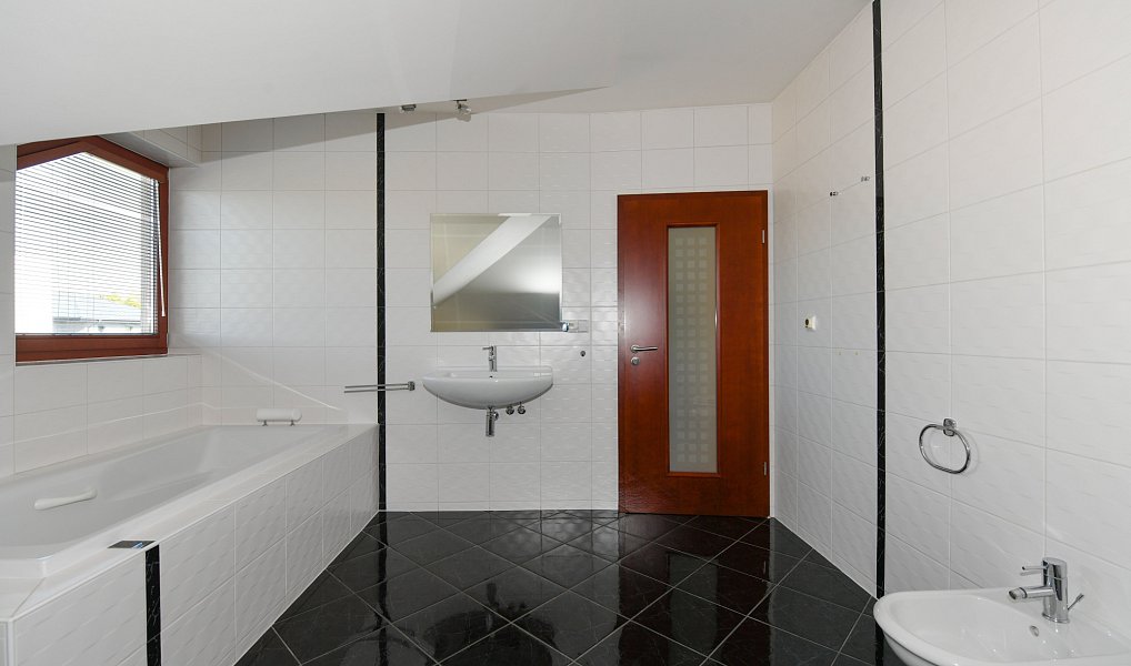 Prodej domu 270 m² s pozemkem 654 m², Jesenice – náhled fotky 19