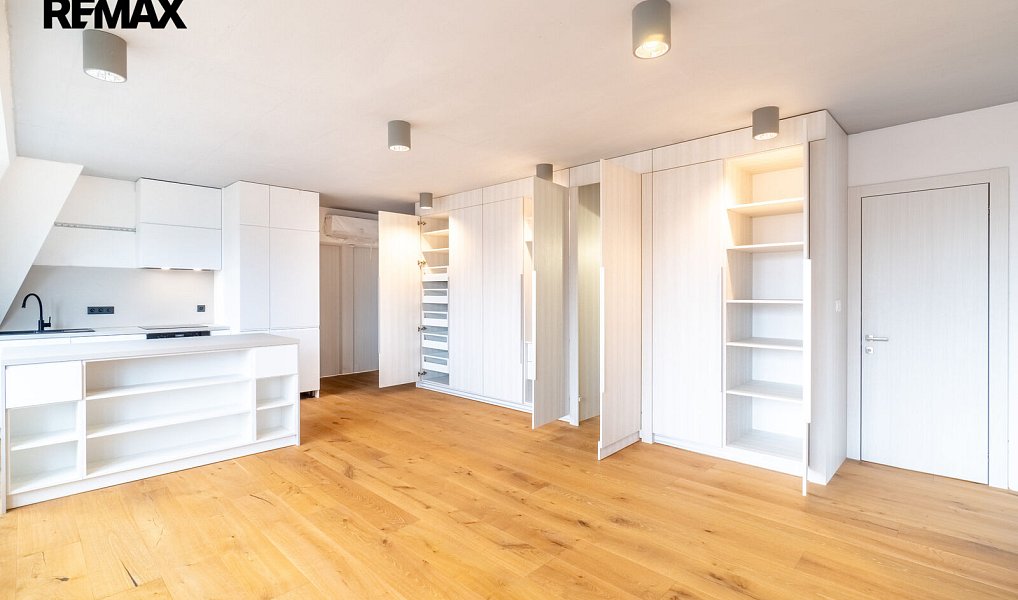 Pronájem bytu 5+kk 136 m², Praha – fotka 1 z 28