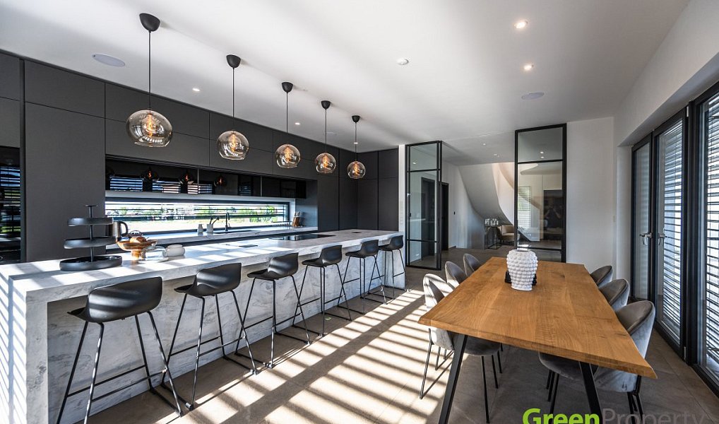 Prodej domu 515 m² s pozemkem 1 200 m², Jesenice – náhled fotky 2