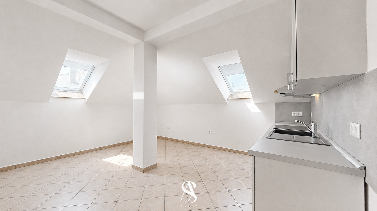 Pronájem bytu 1+kk 28 m² – fotografie 3