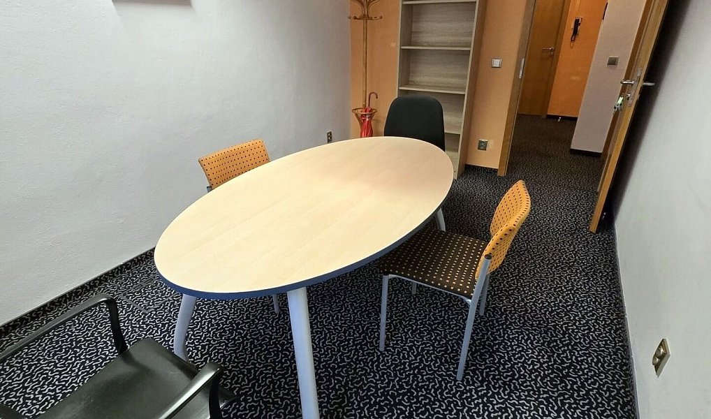 Pronájem kanceláře 12 m², Karlovy Vary – náhled fotky 3