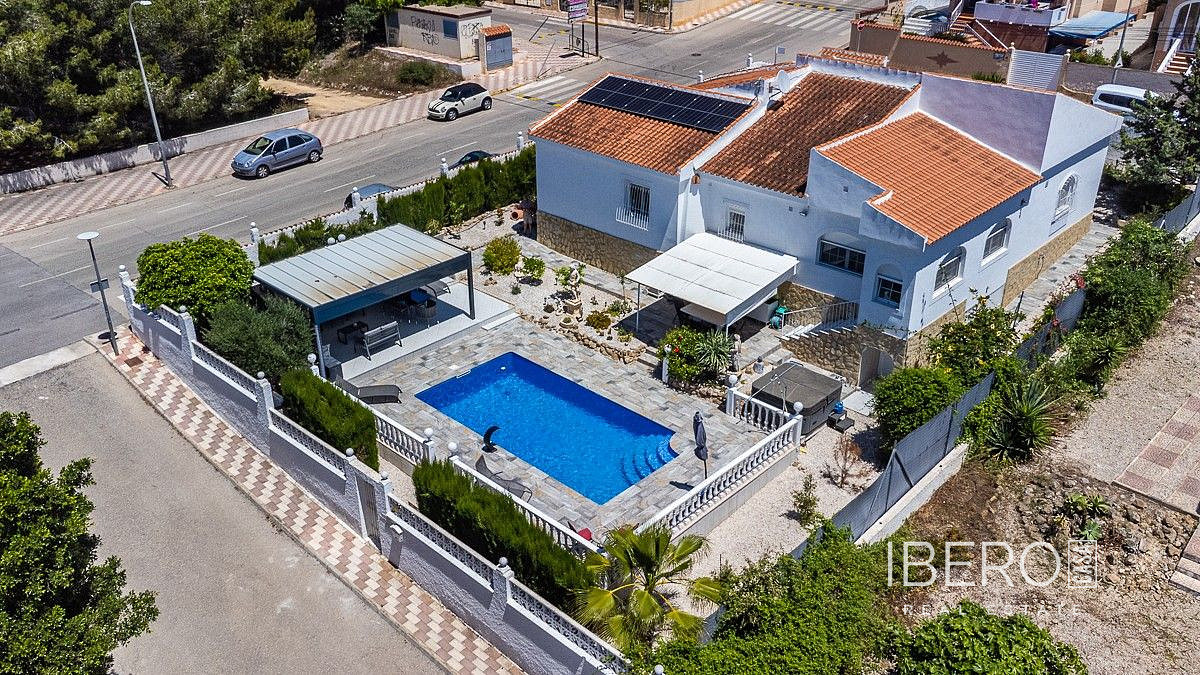 Prodej domu 246 m² s pozemkem 804 m²