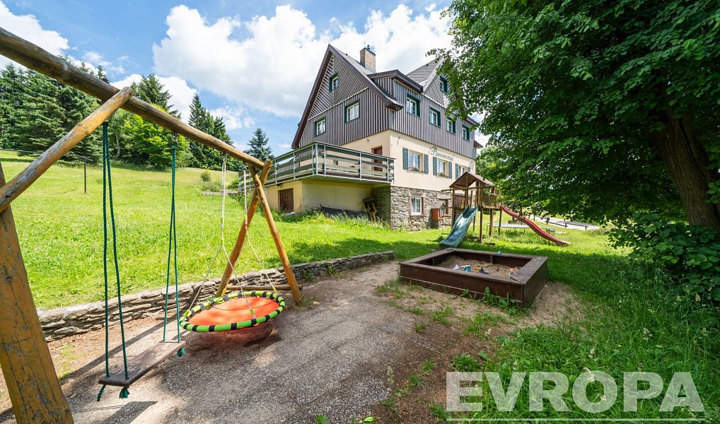 Prodej ubytovacího objektu 425 m², Benecko – náhled fotky 5