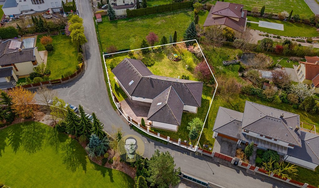 Prodej domu 488 m² s pozemkem 1 376 m², Jesenice – náhled fotky 2