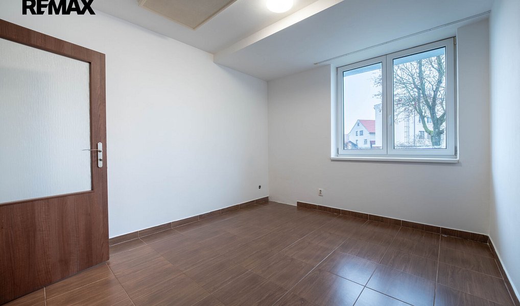 Pronájem bytu 1+kk 20 m², Městec Králové – náhled fotky 2