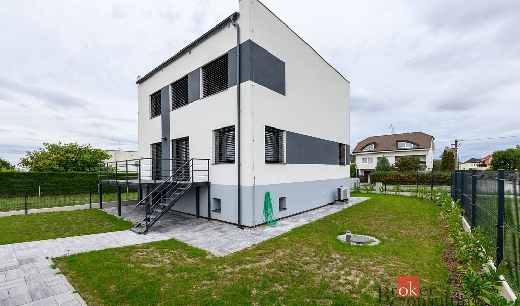 Prodej domu 218 m² s pozemkem 458 m², Plzeň – náhled fotky 2
