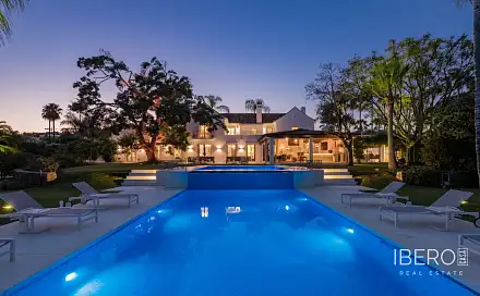 Prodej domu 712 m² s pozemkem 2 671 m², Nueva Andalucía, Španělsko