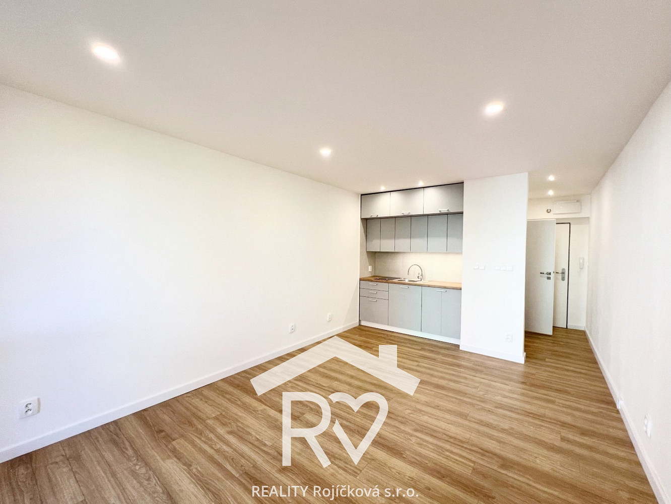 Pronájem bytu 1+kk 29 m² – fotografie 3