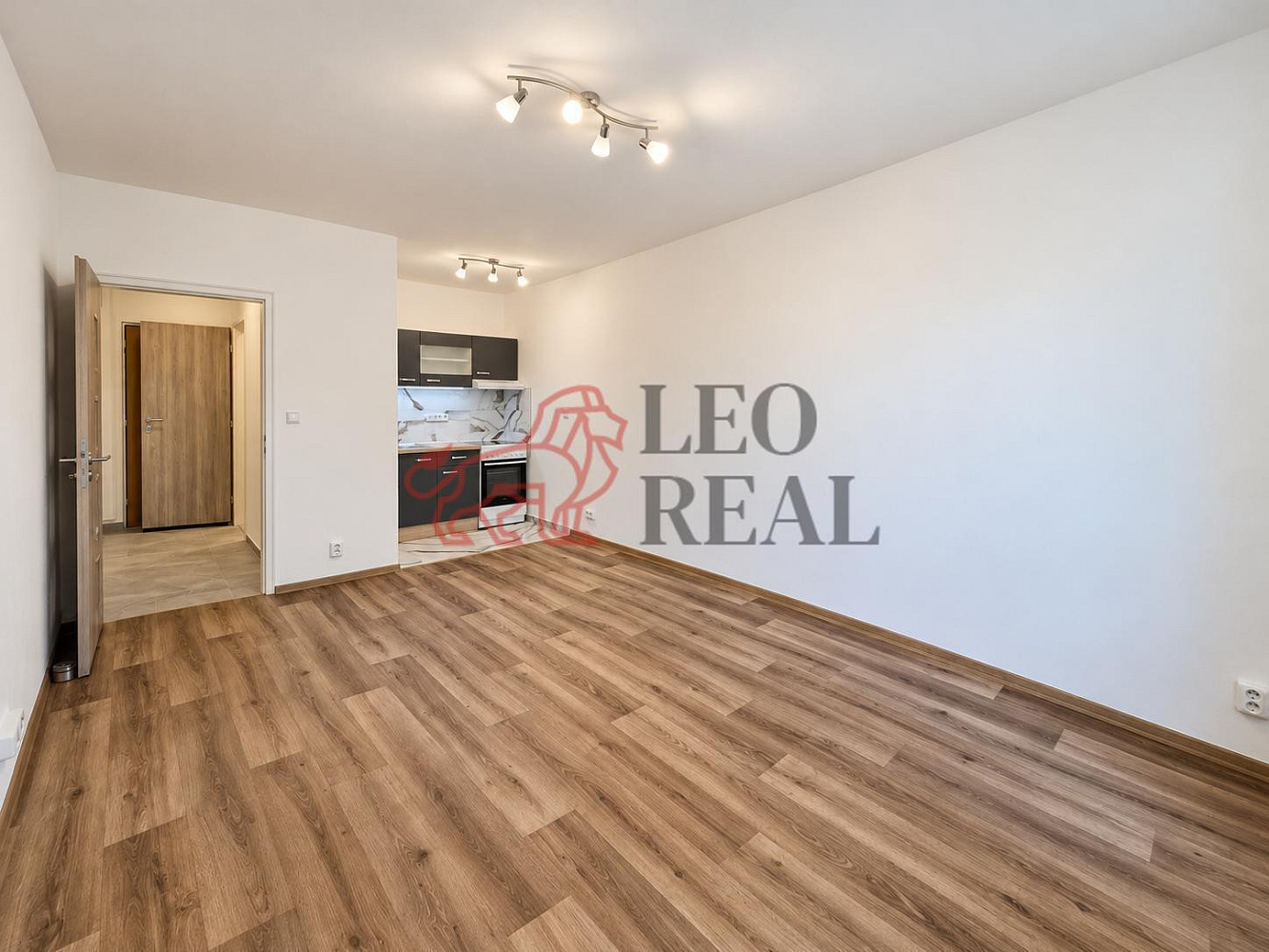 Pronájem bytu 2+kk 38 m² – fotografie 3