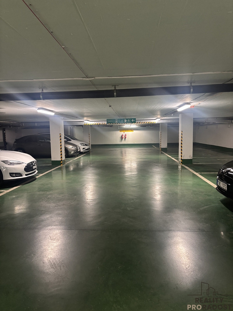 Pronájem garážového stání 15 m2 thámova, praha - karlín
