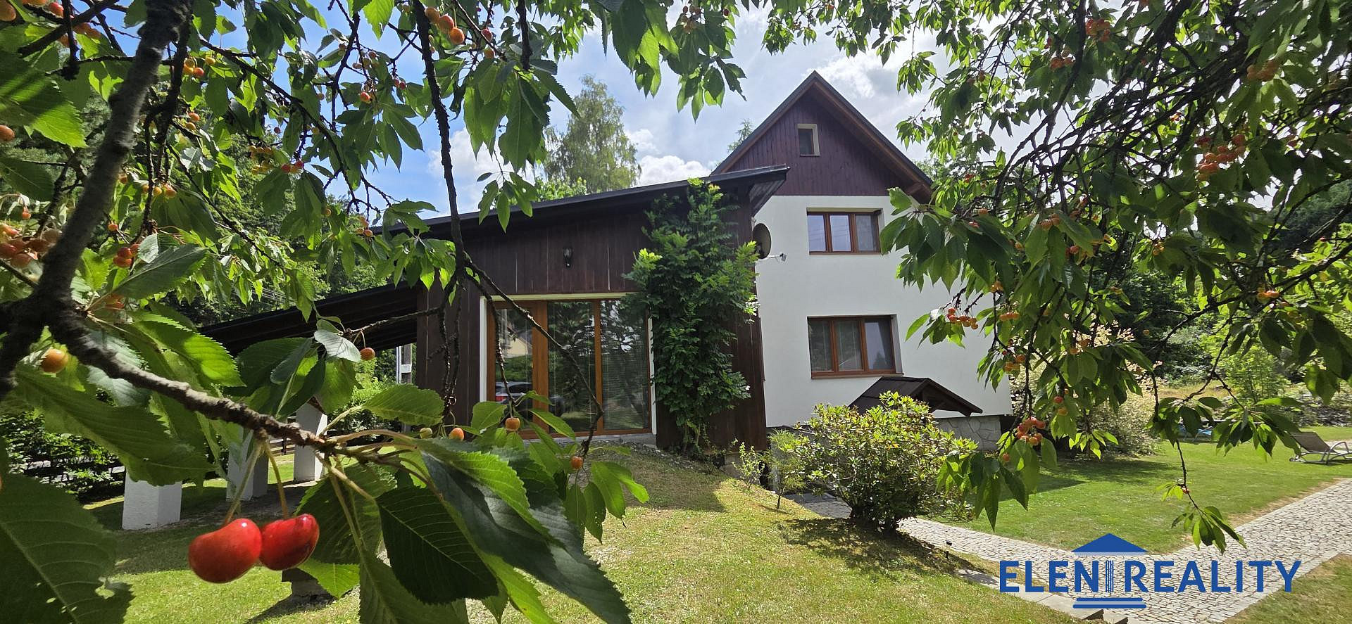Prodej domu 320 m² s pozemkem 1 160 m²