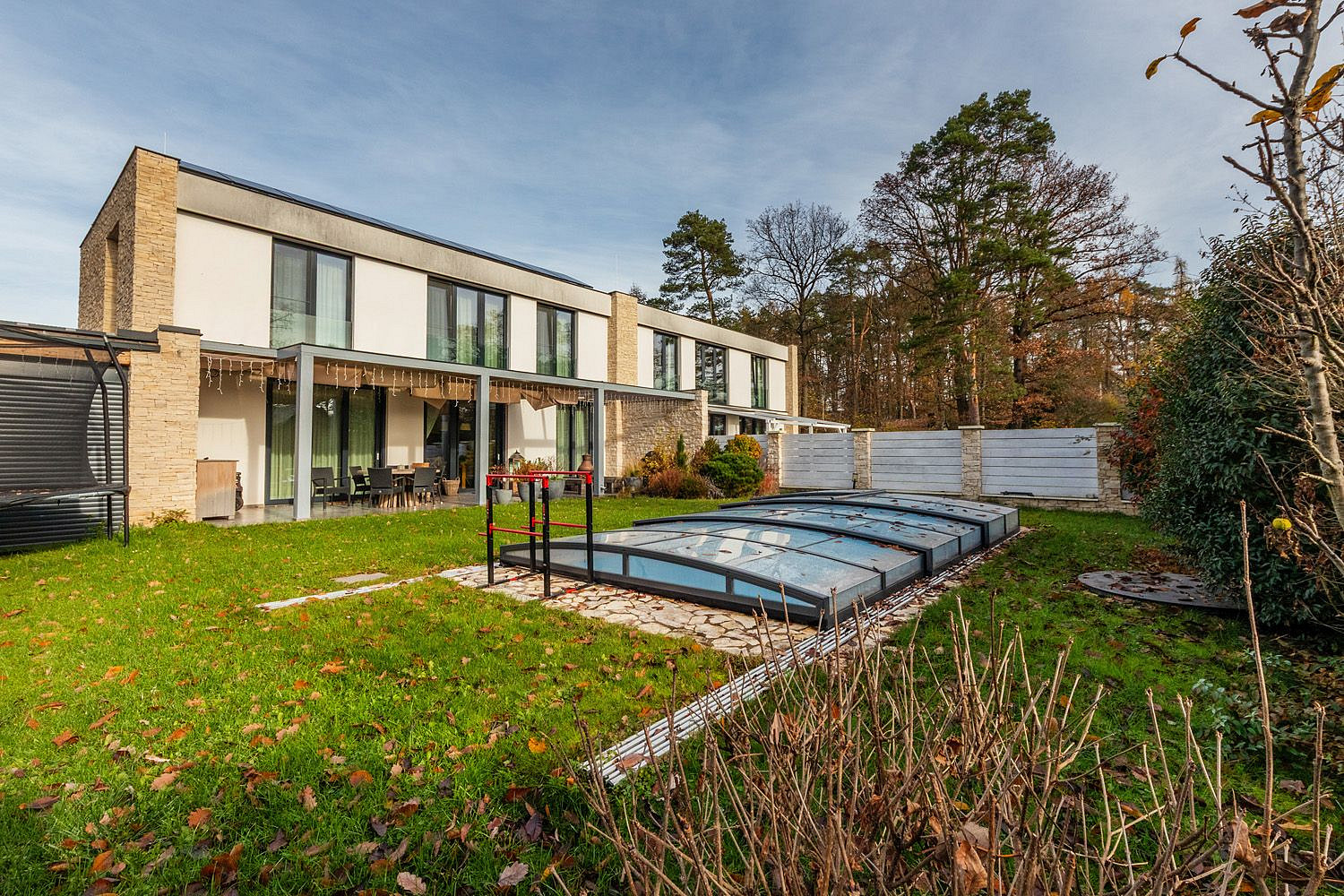 Prodej domu 199 m² s pozemkem 600 m² – pohled 2