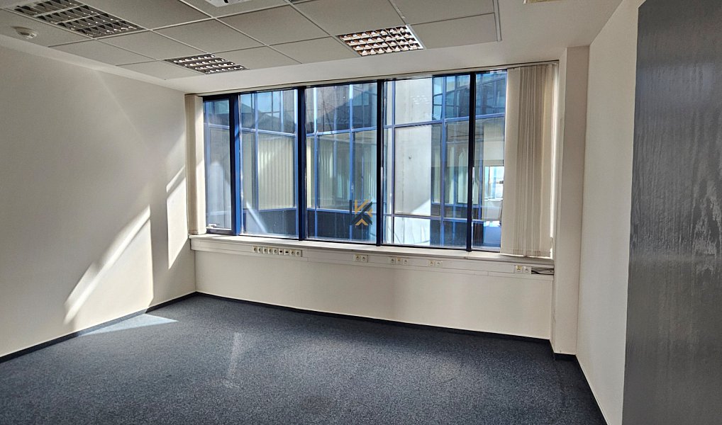 Pronájem kanceláře 555 m², Nupaky – náhled fotky 17