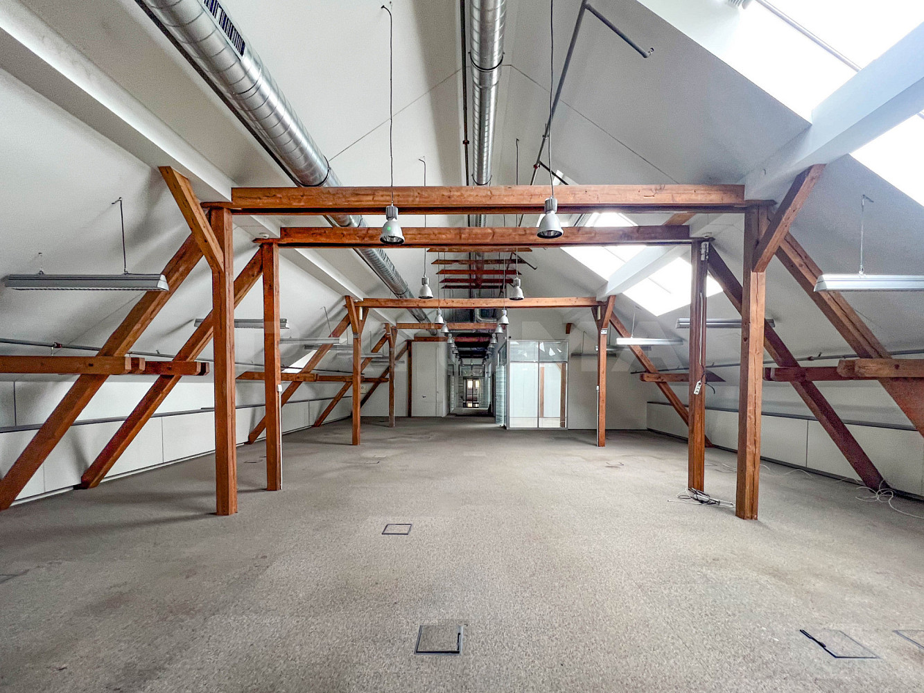 Pronájem kanceláře 2 124 m² – fotografie 2