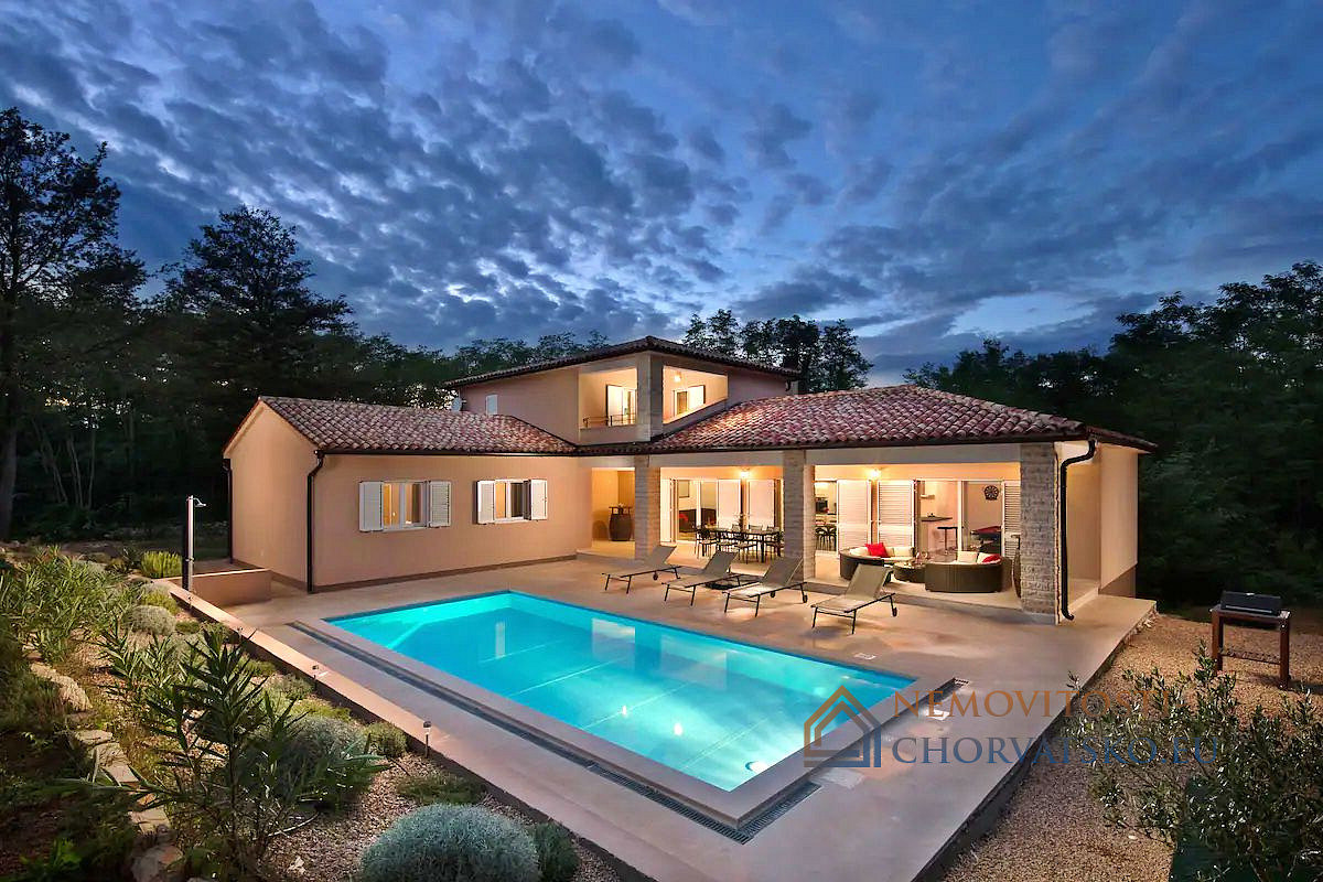 Prodej domu 300 m² s pozemkem 1 739 m², Labin