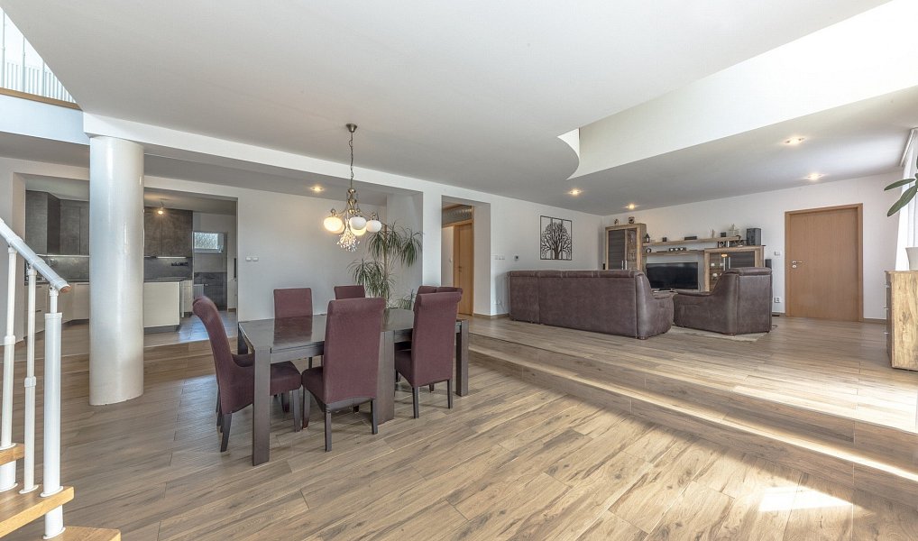 Prodej domu 260 m² s pozemkem 991 m², Praha – náhled fotky 3