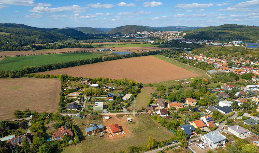 Prodej stavebního pozemku 1 416 m², Hradčany – náhled fotky 11