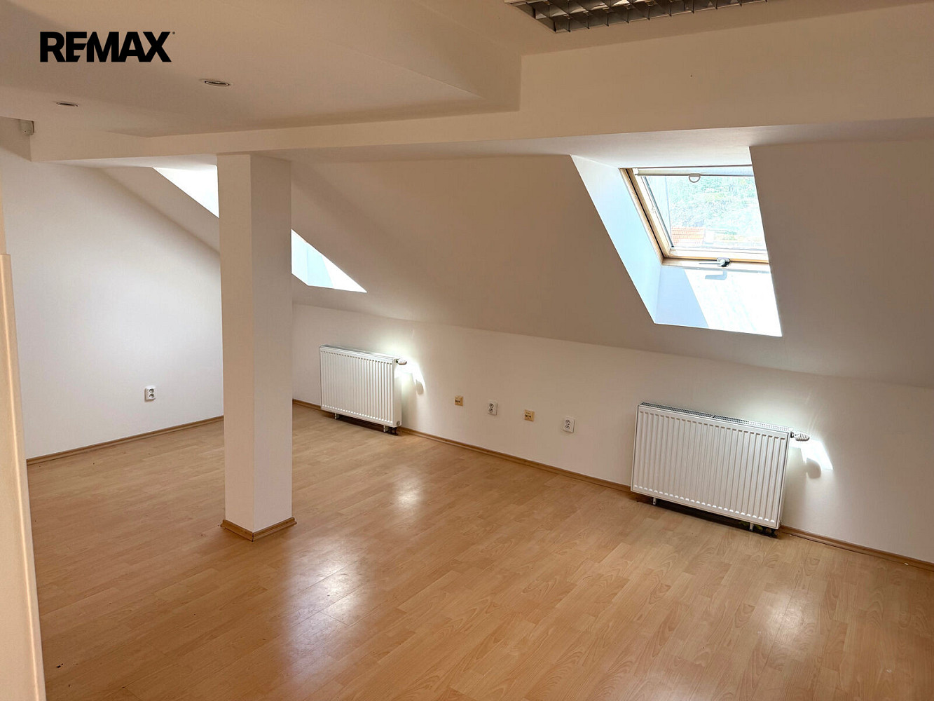 Prodej domu 240 m² s pozemkem 280 m² - Widok 2