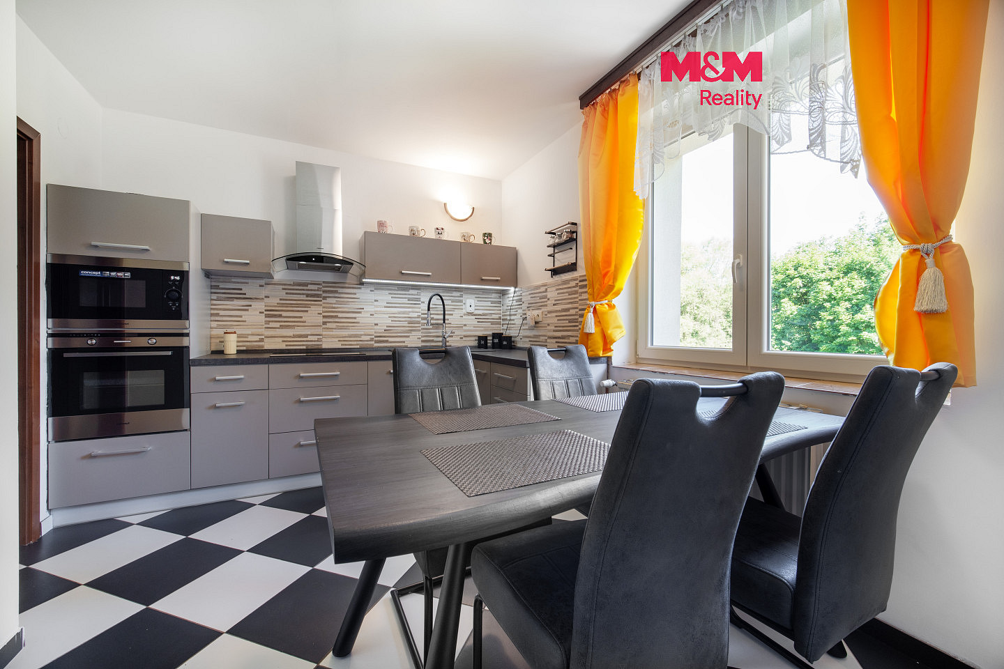 Prodej domu 300 m² s pozemkem 773 m²