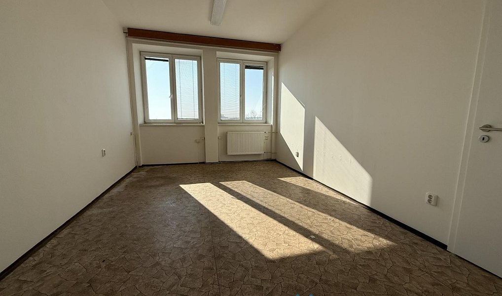 Pronájem komerčního objektu (jiného typu) 2 921 m², Znojmo – náhled fotky 12