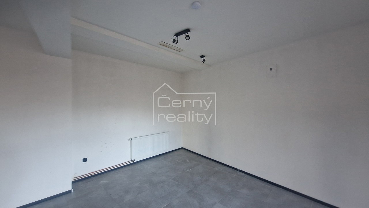 Pronájem luxusních nebytových prostor (120 m²) s bytem 2+kk (45 m²) v Hronově, 1. patro – pohled 5
