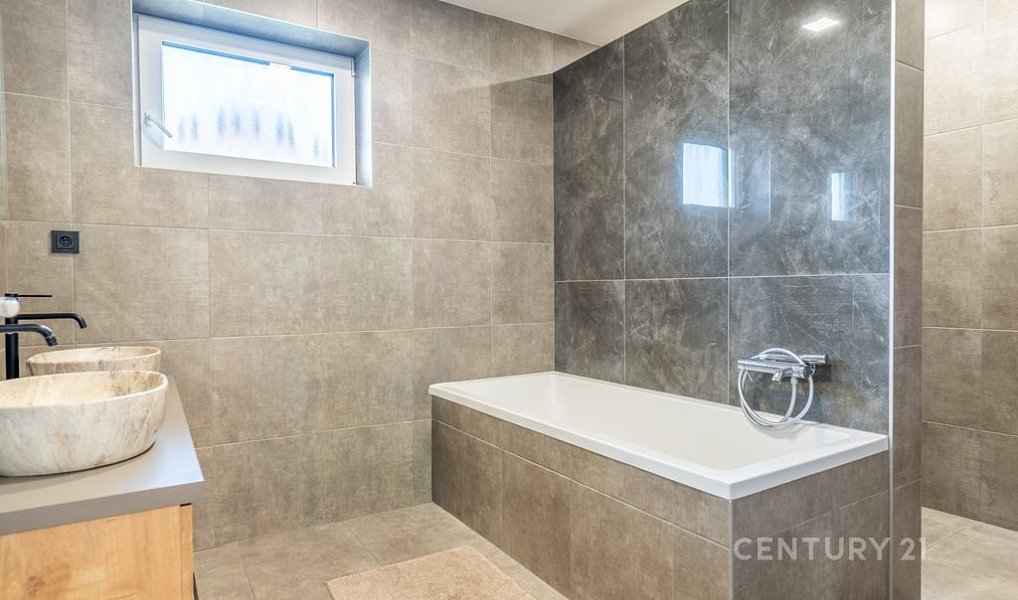 Prodej domu 260 m² s pozemkem 906 m², Hajany – náhled fotky 19
