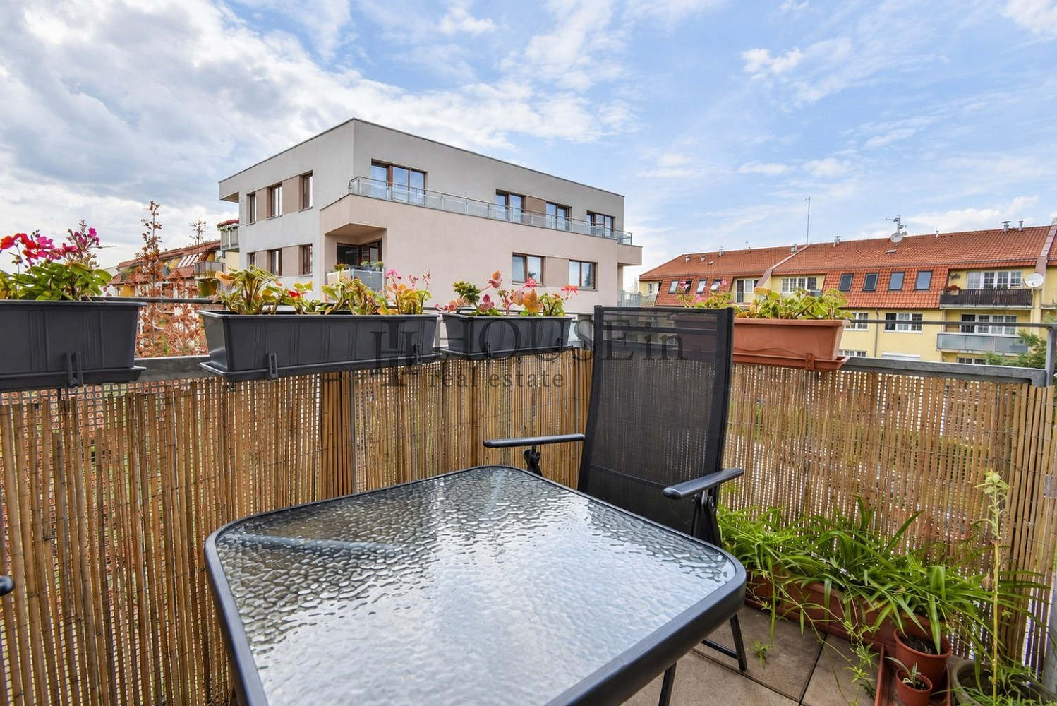 Pronájem bytu 2+kk 62 m² – fotografie 2