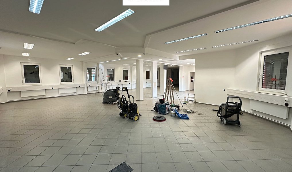 Pronájem obchodních prostor 449 m², Nupaky – náhled fotky 2