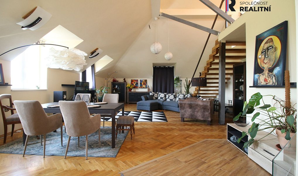 Prodej domu 705 m² s pozemkem 1 300 m², Hlohovec – náhled fotky 2