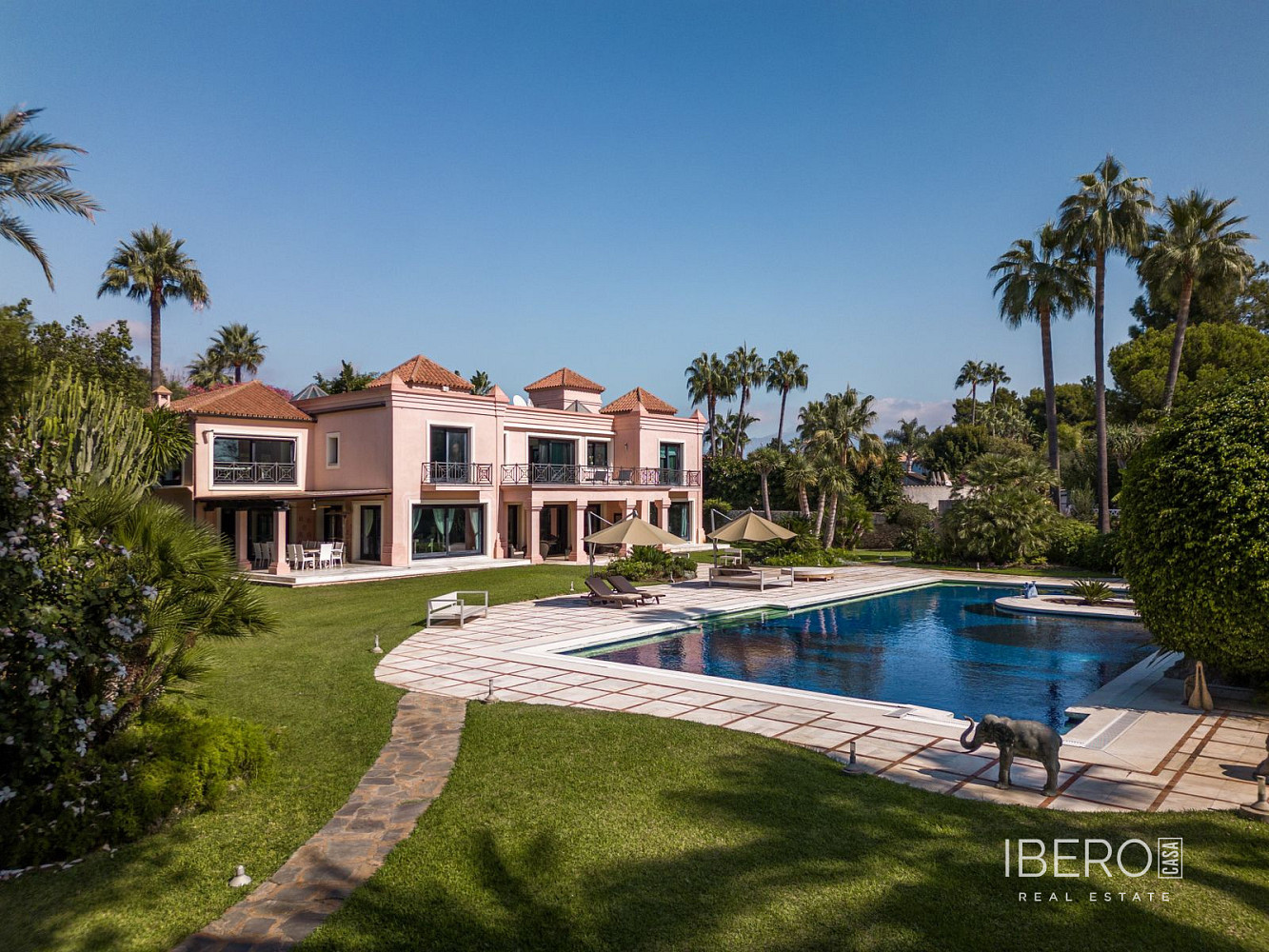 Prodej domu 1 069 m² s pozemkem 7 415 m²