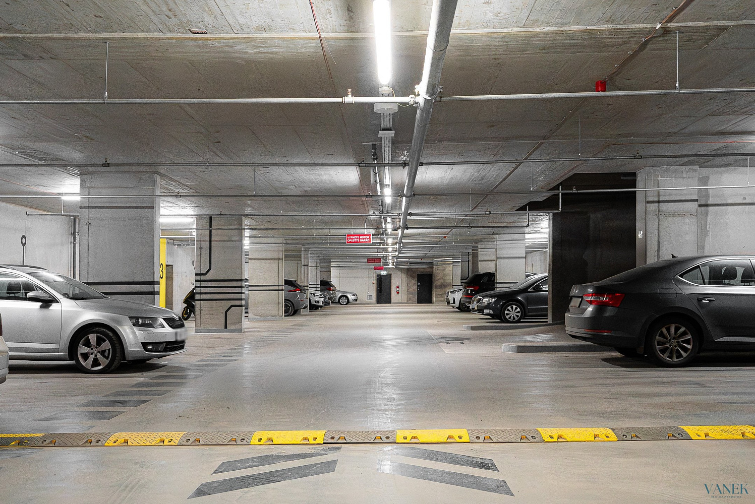 Parkovací stání, 13m², Fafkových, Praha