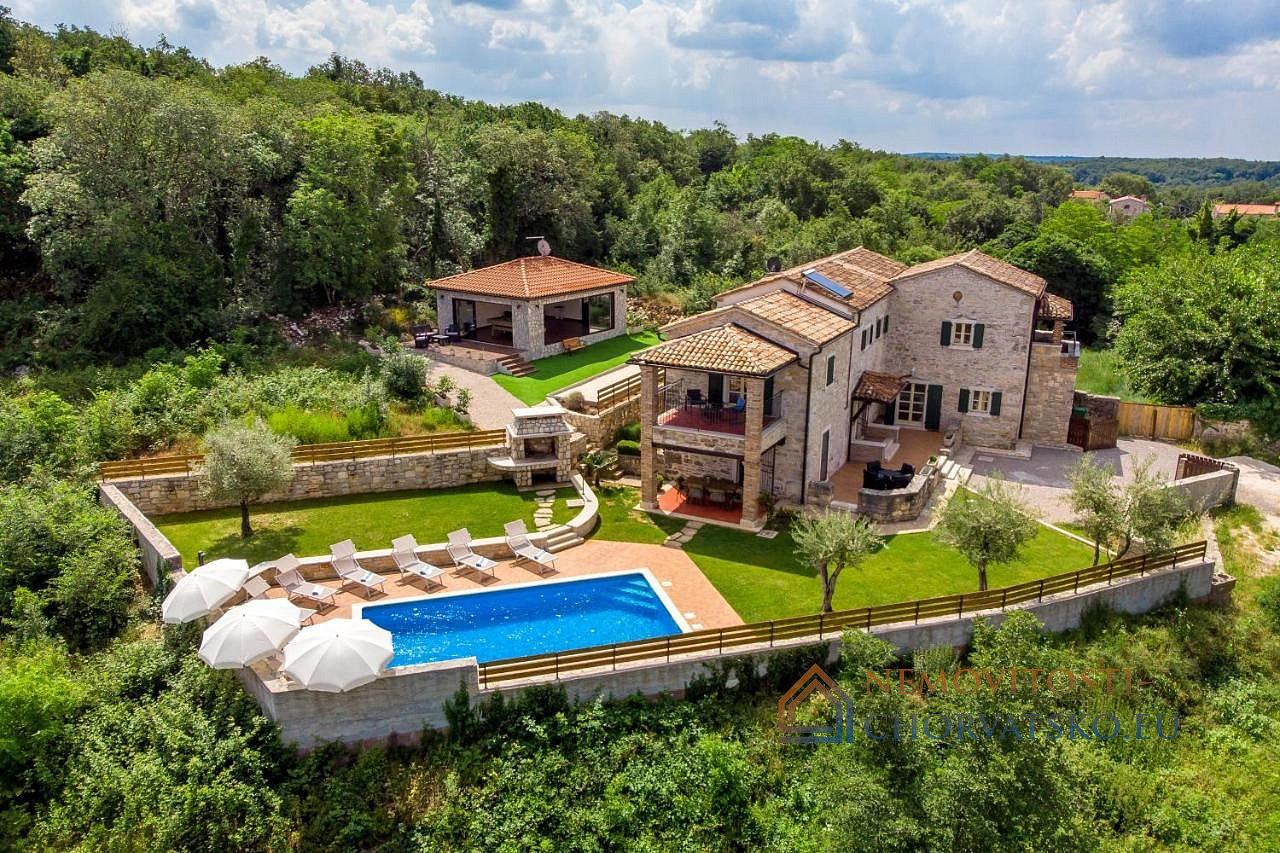 Prodej domu 300 m² s pozemkem 700 m², Tinjan