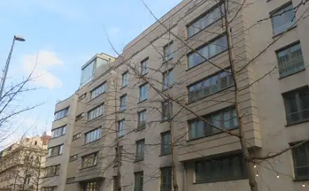 Dražba spoluvlastnického podílu ve výši 4893/13440 na nebytovém prostoru v Praze, Praha