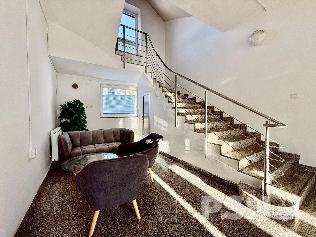 Pronájem kanceláře 67 m² — photo 2