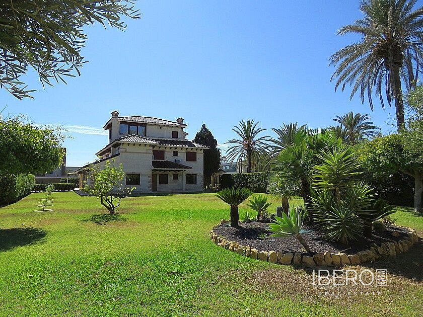 Prodej domu 600 m² s pozemkem 1 700 m²