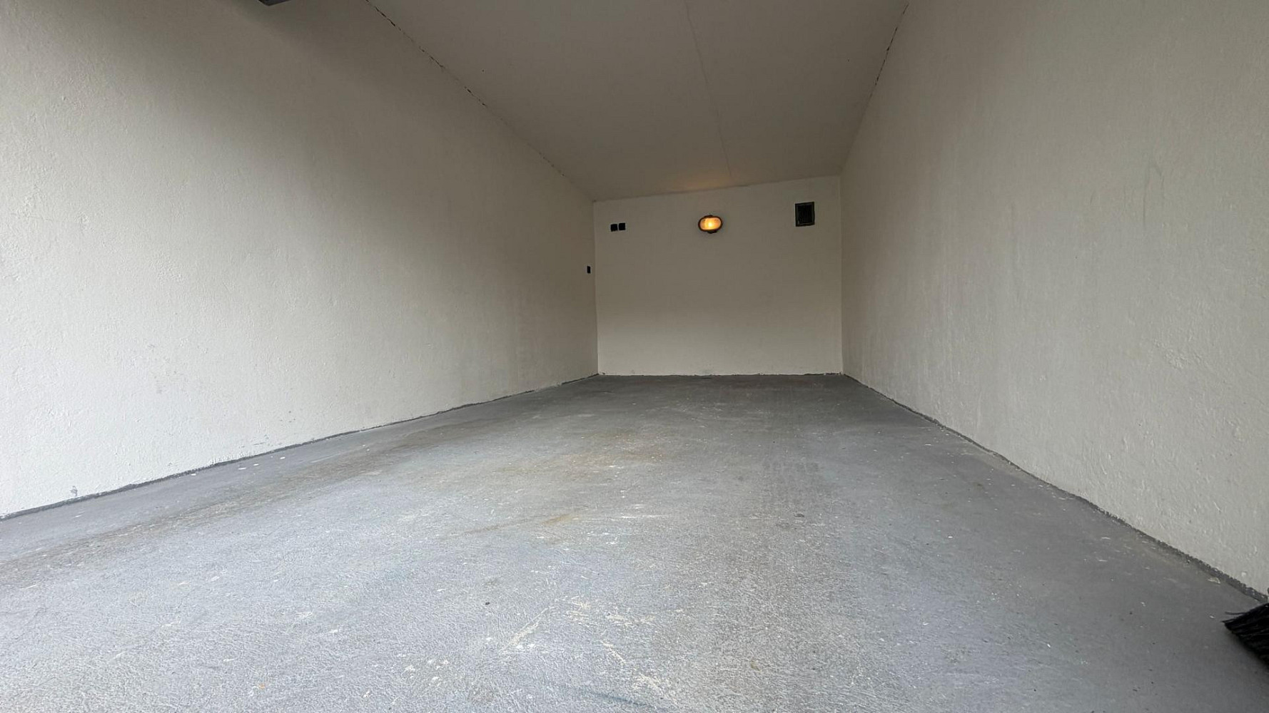 P-10, Malešice, řadová zděná garáž včetně pozemku, elektřina, ihned volná – fotografie 4