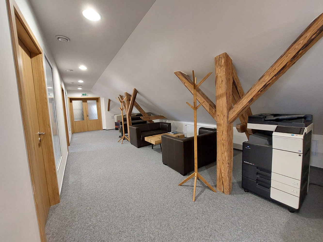 Pronájem kanceláře 243 m² – fotografie 4