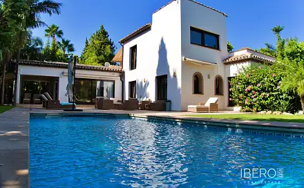 Prodej domu 540 m² s pozemkem 1 176 m², Aloha, Španělsko